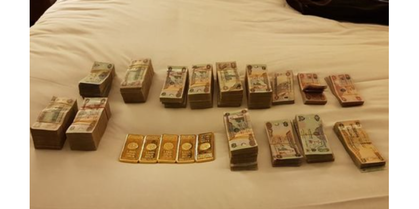 Мошенники похитили огромную сумму денег и начали раздавать их прохожим