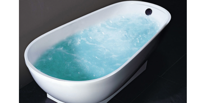 Женщина приехала домой и обнаружила принимавшего ванну в одежде незнакомца