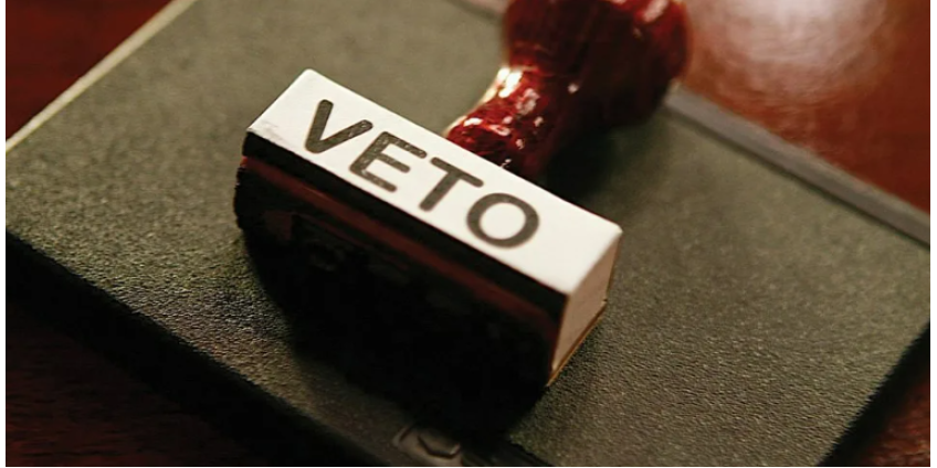 Губернатор Аризоны Кэти Хоббс наложила вето на предложение о бюджете штата