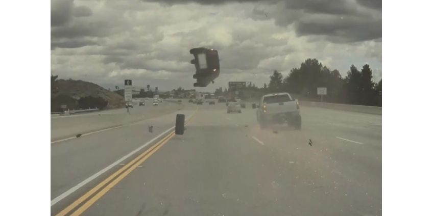 Пассажиры и водитель подлетевшего на автостраде в Лос-Анджелесе автомобиля чудом не пострадали