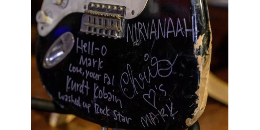 Разбитую гитару Курта Кобейна продали почти за 600 тысяч долларов