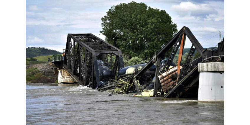 В Монтане в реку упал поезд с нефтепродуктами