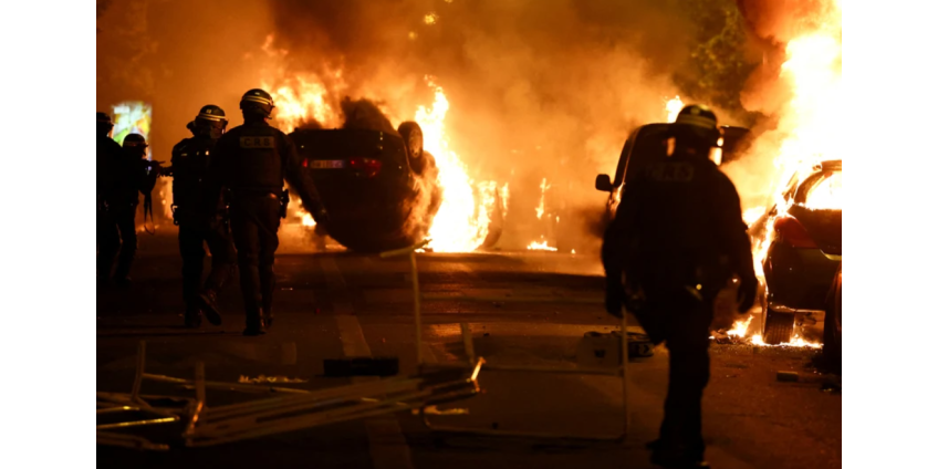 На севере Франции протестующие подожгли мэрию