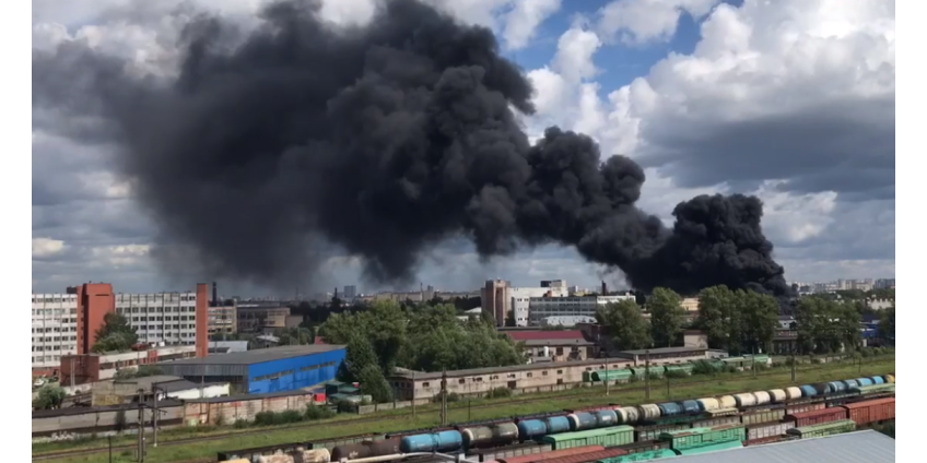 Пожар на складе с покрышками в Петербурге локализовали