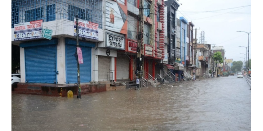 В Дели эвакуировали около 24 тысяч человек из-за выхода реки из берегов