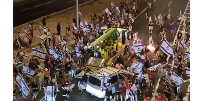 В Израиле автомобиль врезался в толпу протестующих
