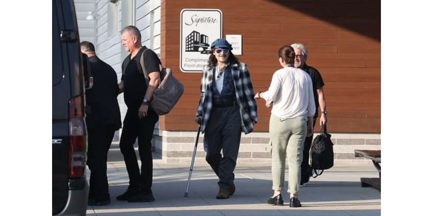 Джонни Деппа заметили с тростью