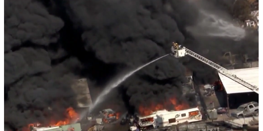 В результате крупного пожара в Финиксе пострадали трое пожарных