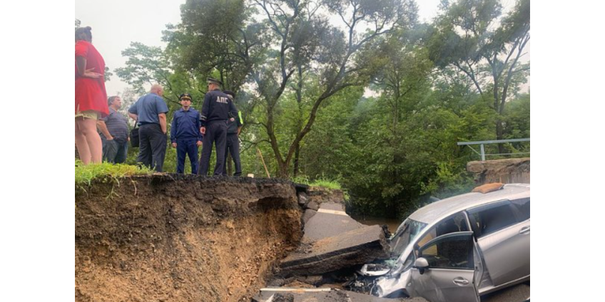 В российском регионе рухнул мост с проезжавшим по нему автомобилем В российском регионе рухнул мост с проезжавшим по нему автомобилем