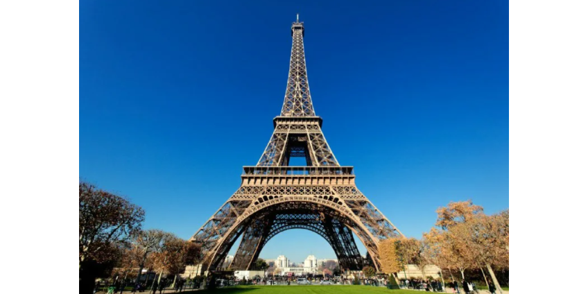 Эйфелеву башню эвакуировали из-за сообщения о бомбе