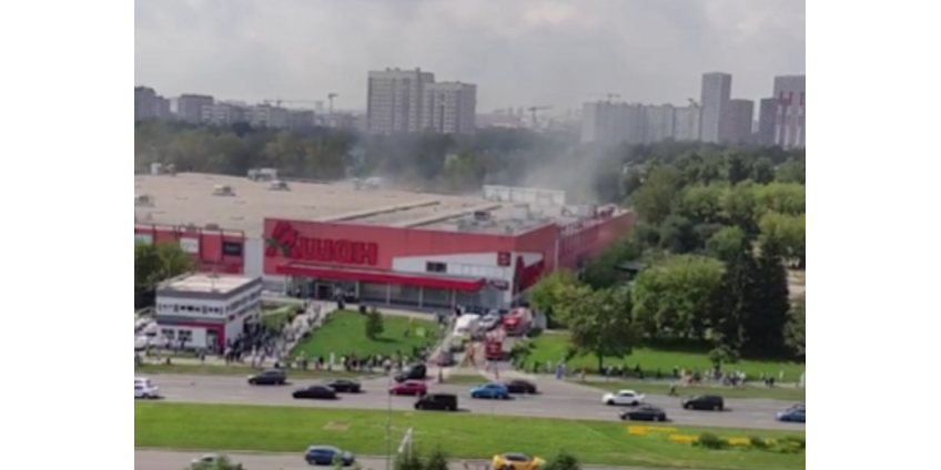 В Москве эвакуировали 2,5 тысячи человек из-за возгорания на парковке ТЦ