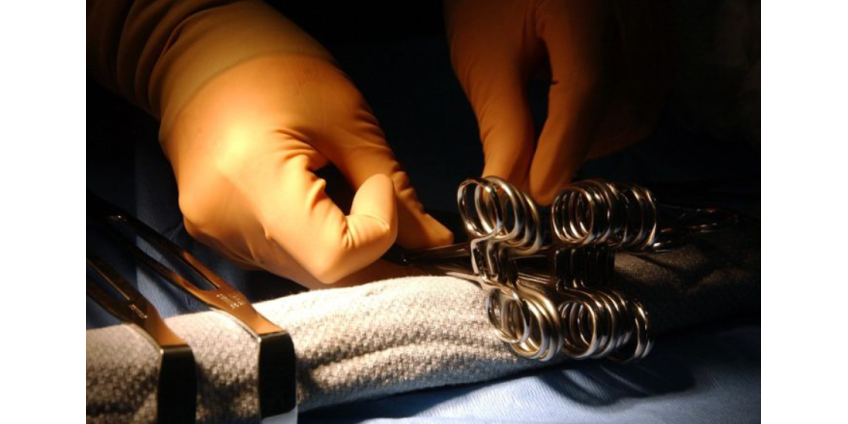 Внутри женщины после операции забыли 17-сантиметровый инструмент