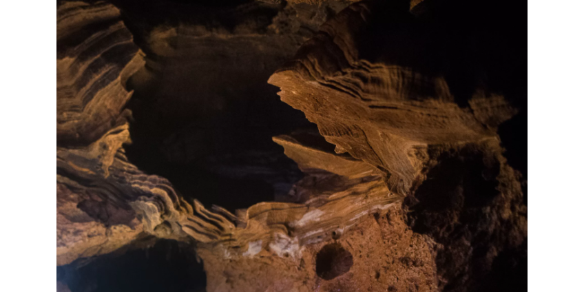 Застрявшего на девять дней в пещере спелеолога подняли на поверхность
