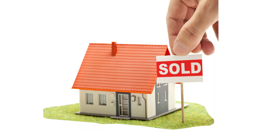 Незнакомец поселился в доме супругов и попытался продать его