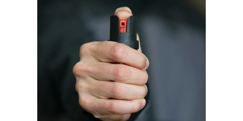 Cотрудник CCSD применил перцовый баллончик для прекращения драки среди учащихся одной из школ