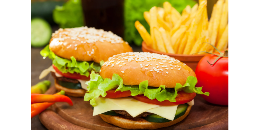 В Госдуме призвали запретить рекламу фастфуда в СМИ