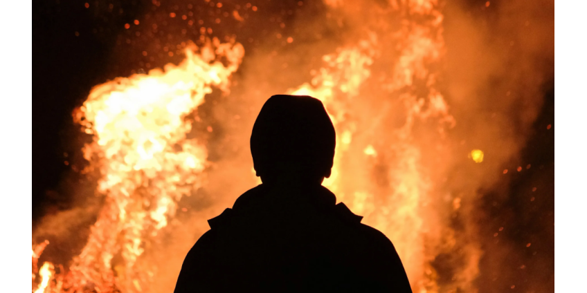 Пожарный специально устроил пожар и принялся его тушить