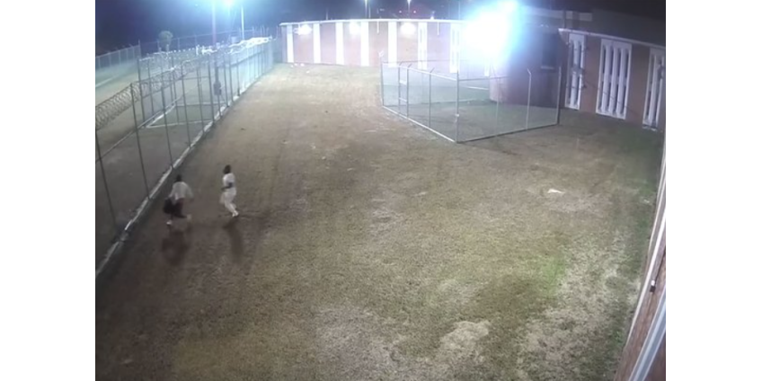 Четверо заключенных сбежали из тюрьмы под камерами наблюдения и месяц скрывались