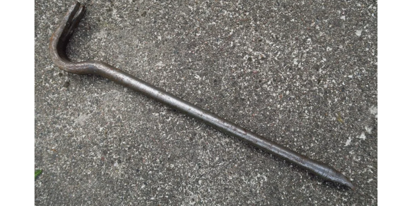 Вандал разбил почти 30 автомобилей ломом в Корейском квартале