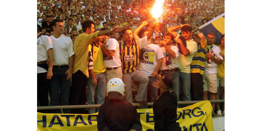 Президент турецкого клуба увел команду с поля во время матча