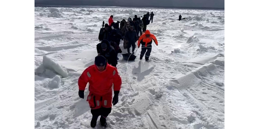 На Сахалине 75 рыбаков спасли с отколовшейся льдины