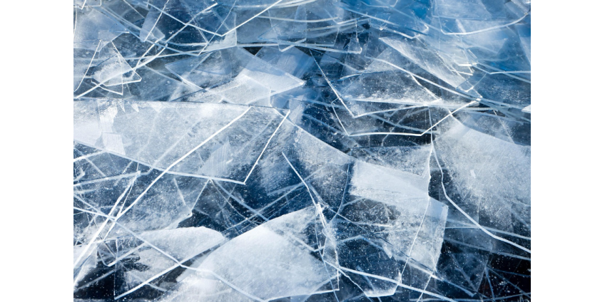 В российском регионе автомобиль с людьми провалился под лед