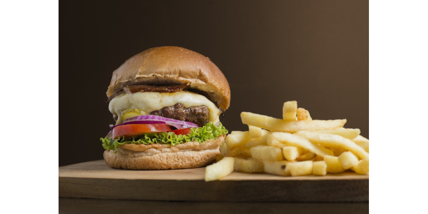 Как повышение заработной платы в фаст-фуде влияет на другие секторы экономики Лос-Анджелеса