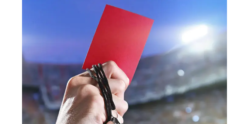 Роналду получил красную карточку и замахнулся на судью