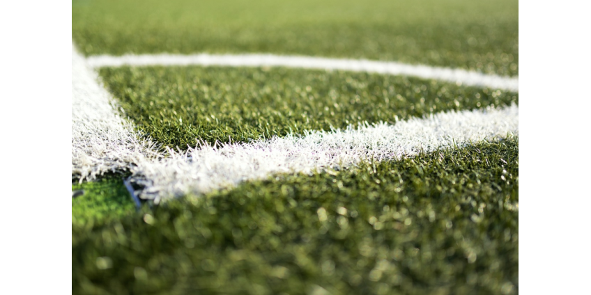 Болельщики английского клуба развеяли прах человека над полем и испортили газон