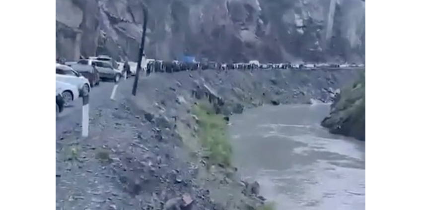 В Дагестане автомобиль с людьми рухнул с обрыва