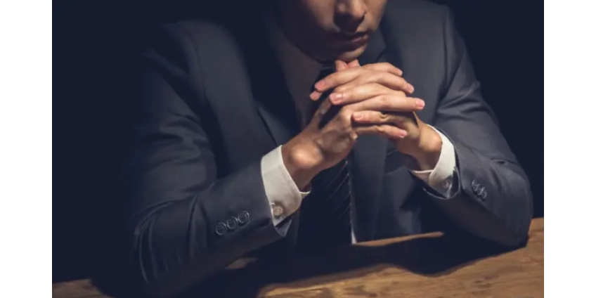 Власти выплатят мужчине почти 1 миллион долларов компенсации за 17-часовой допрос