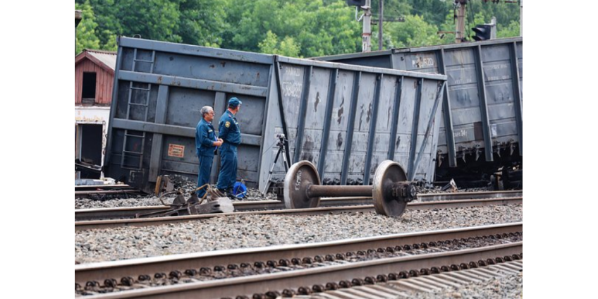 Вагоны поезда сошли с рельсов в российском регионе