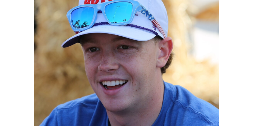 Американский автогонщик сломал ключицу во время празднования победы