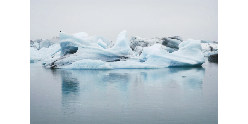 Крупнейший в мире айсберг раскололся на части