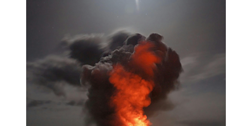 Мощный взрыв и пожар произошли на химическом заводе в США