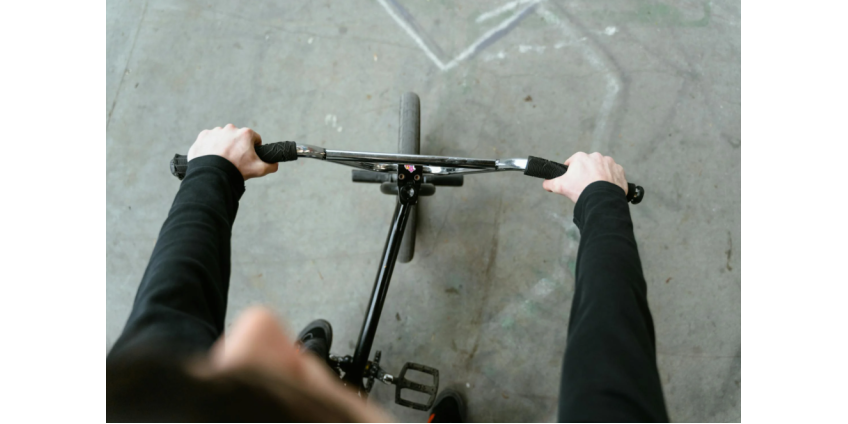 В Финиксе грузовик сбил двух велосипедистов