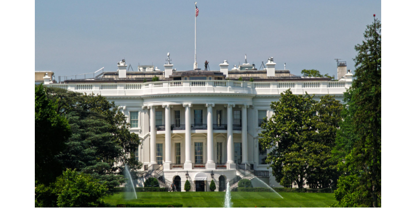 В Вашингтоне у Белого дома автомобиль въехал в ворота Секретной службы США