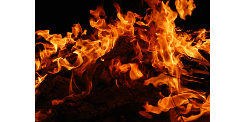 В Лос-Анджелесе подожгли жилой дом, полиция разыскивает подозреваемых В Лос-Анджелесе подожгли жилой дом, полиция разыскивает подозреваемых