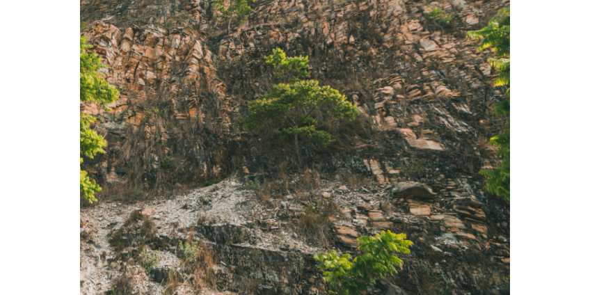 Жители Woodland Hills выразили обеспокоенность из-за размывающегося склона перед очередным штормом