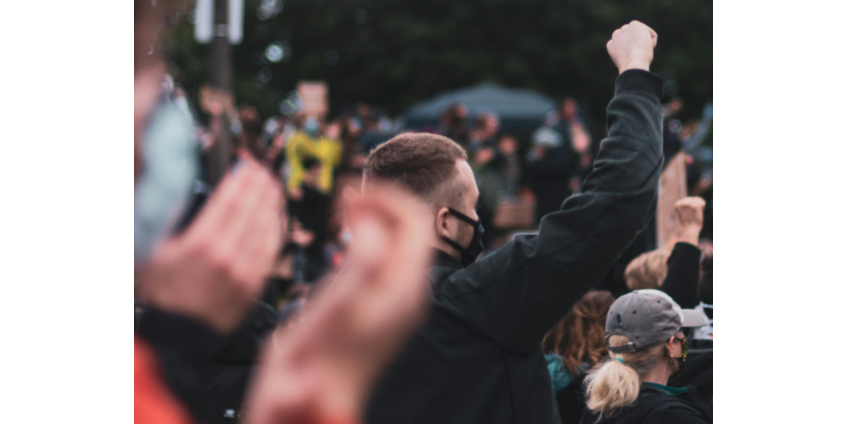 В Миннеаполисе прошли новые массовые демонстрации после убийства женщины