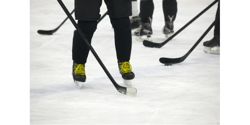 Дыра во льду помешала проведению первого матча на арене Олимпиады-2026