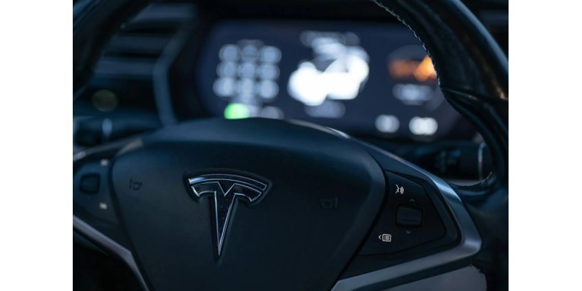 В долине Сан-Фернандо электромобиль Tesla врезался в жилой дом