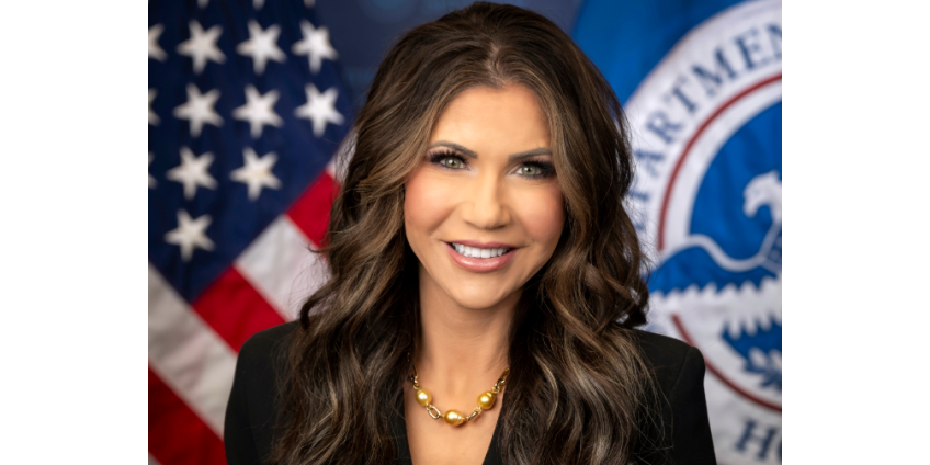 Глава DHS Кристи Ноэм прибыла в Финикс перед инспекцией границы с Мексикой