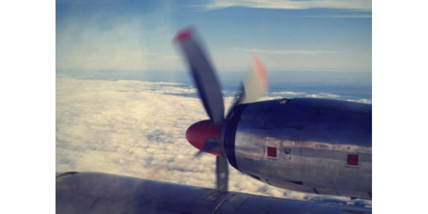 Легкомоторный самолет упал во двор дома в северном Финиксе, пострадали три человека