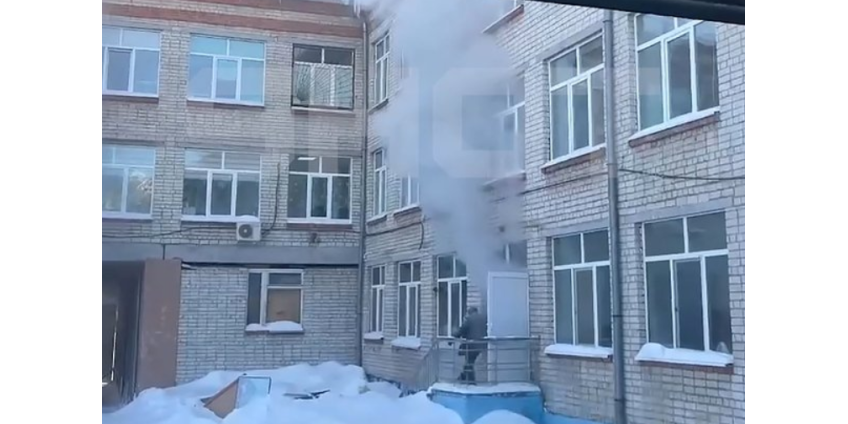 Сильный пожар произошел в российской школе