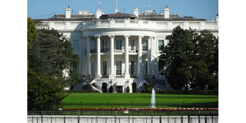 Автомобиль протаранил ворота Белого дома