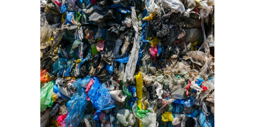 Не выходившего из дома в течение семи лет мальчика нашли среди мусора