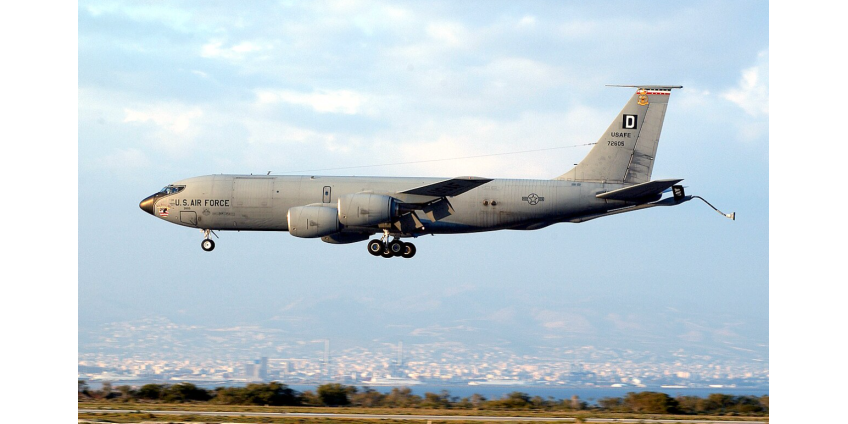 Самолет США объявил чрезвычайное положение во время полета