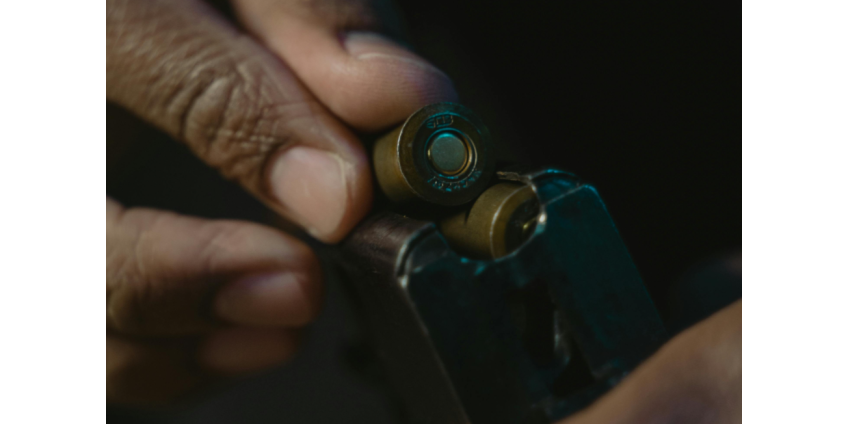 В Финиксе после ночной стрельбы госпитализировали женщину, полиция ищет подозреваемого