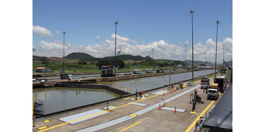 На танкере у моста через Панамский канал произошел мощный взрыв